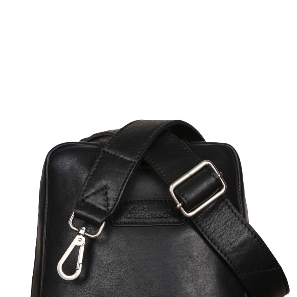 Рюкзак на одне плече чорного кольору Ashwood Leather Slingo Black
